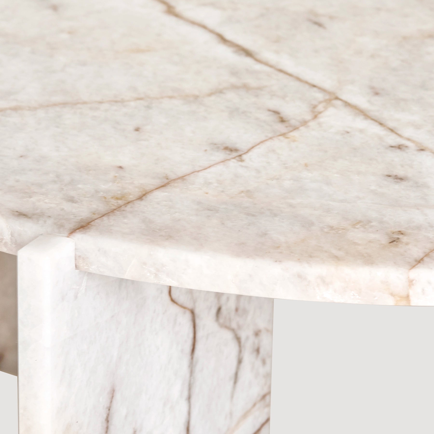 A close-up of the Gaia round coffee table made from Cristallo Imperial marble.