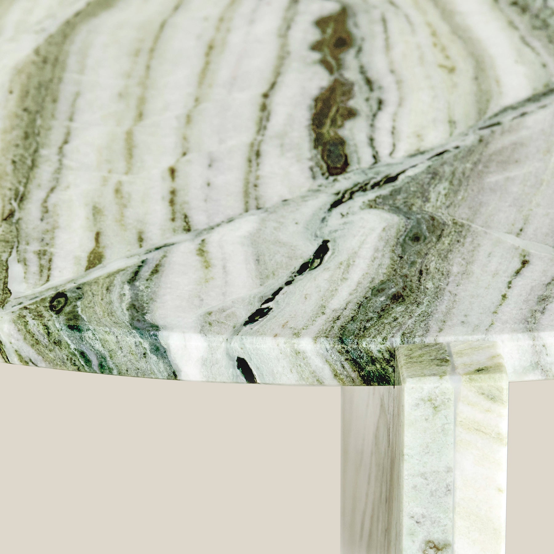 A close-up of the Gaia round coffee table made from Raggio Onyx marble.