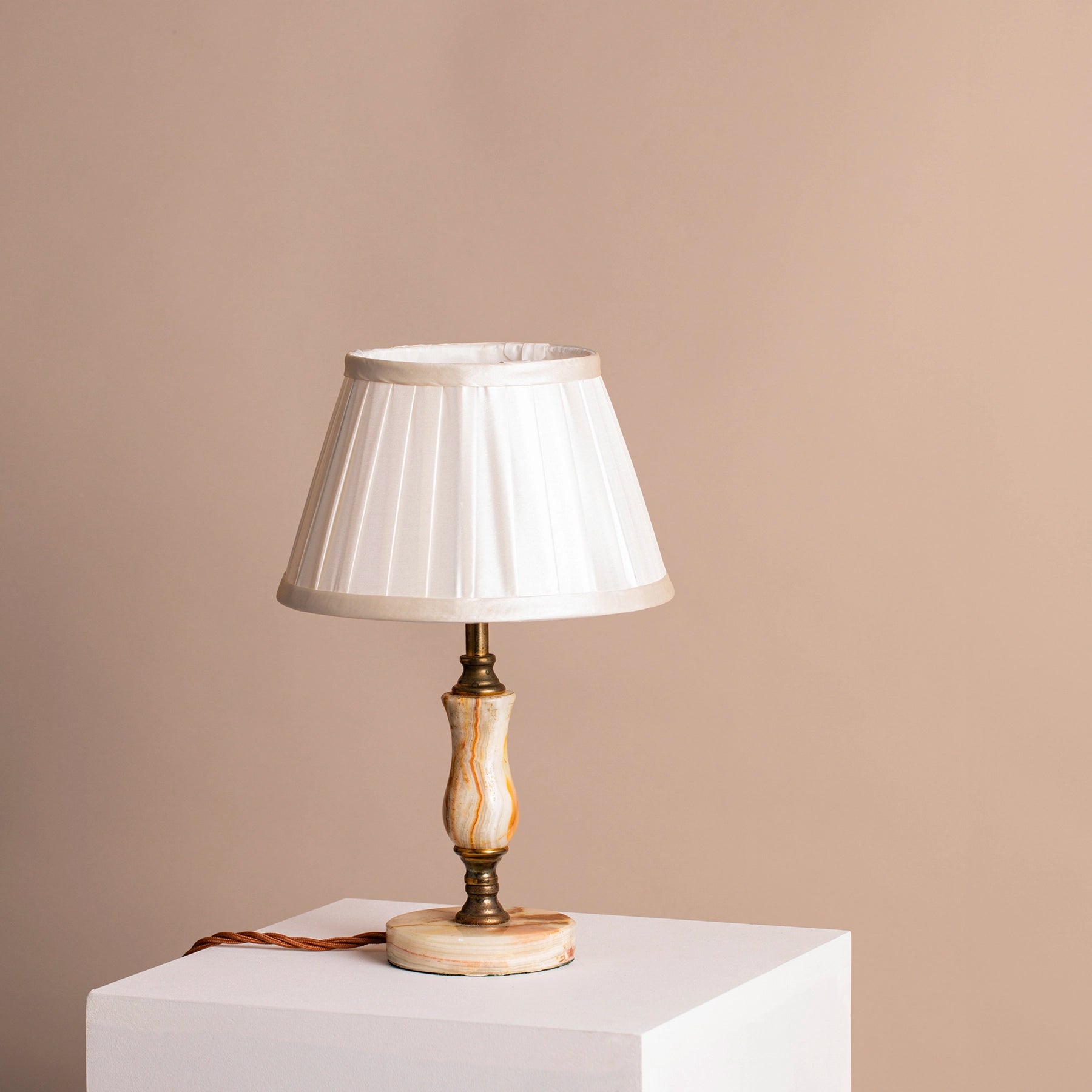 Mid-century white onyx with red veins, table lamp with antique brass fittings on a plinth.