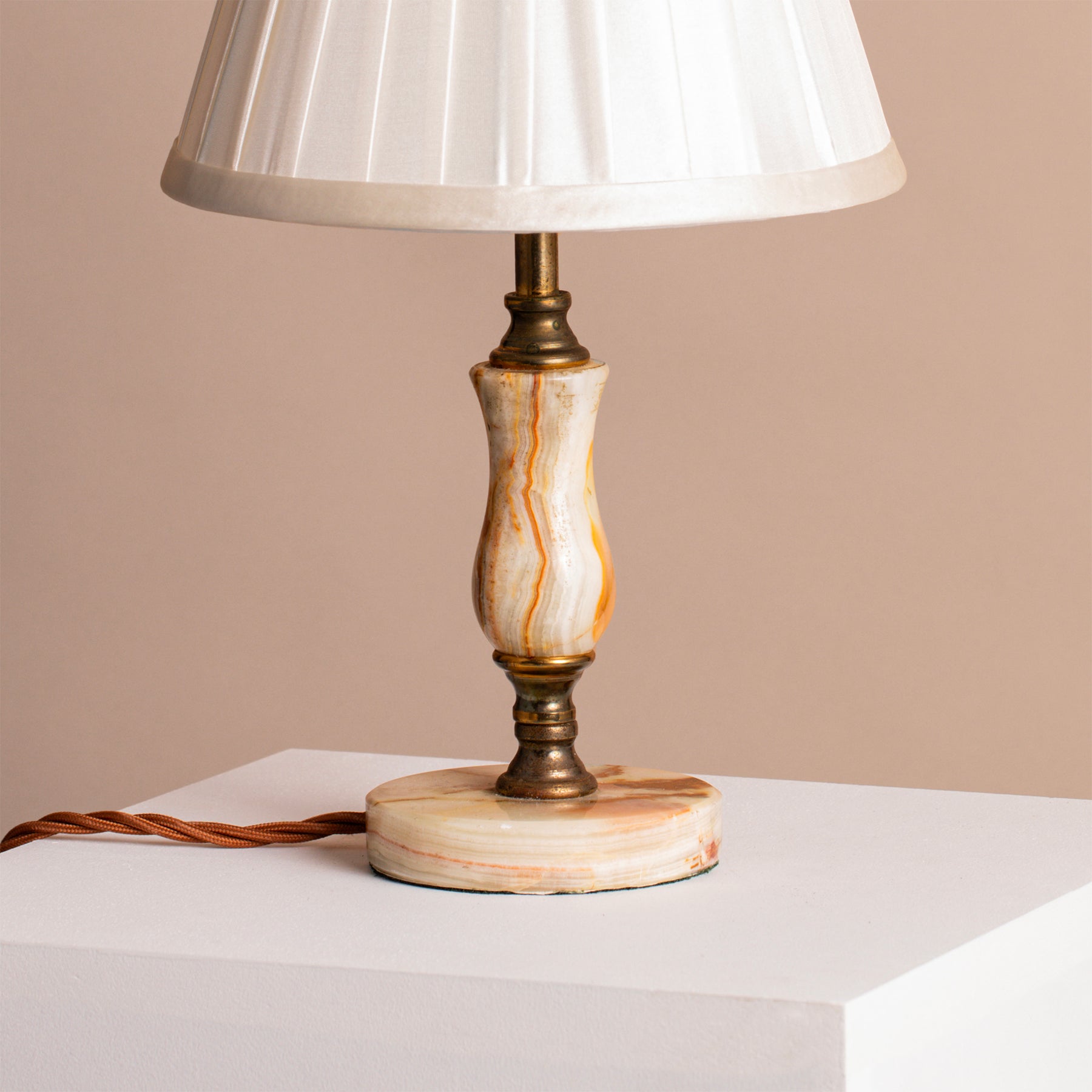 Mid-century white onyx with red veins, table lamp with antique brass fittings - small