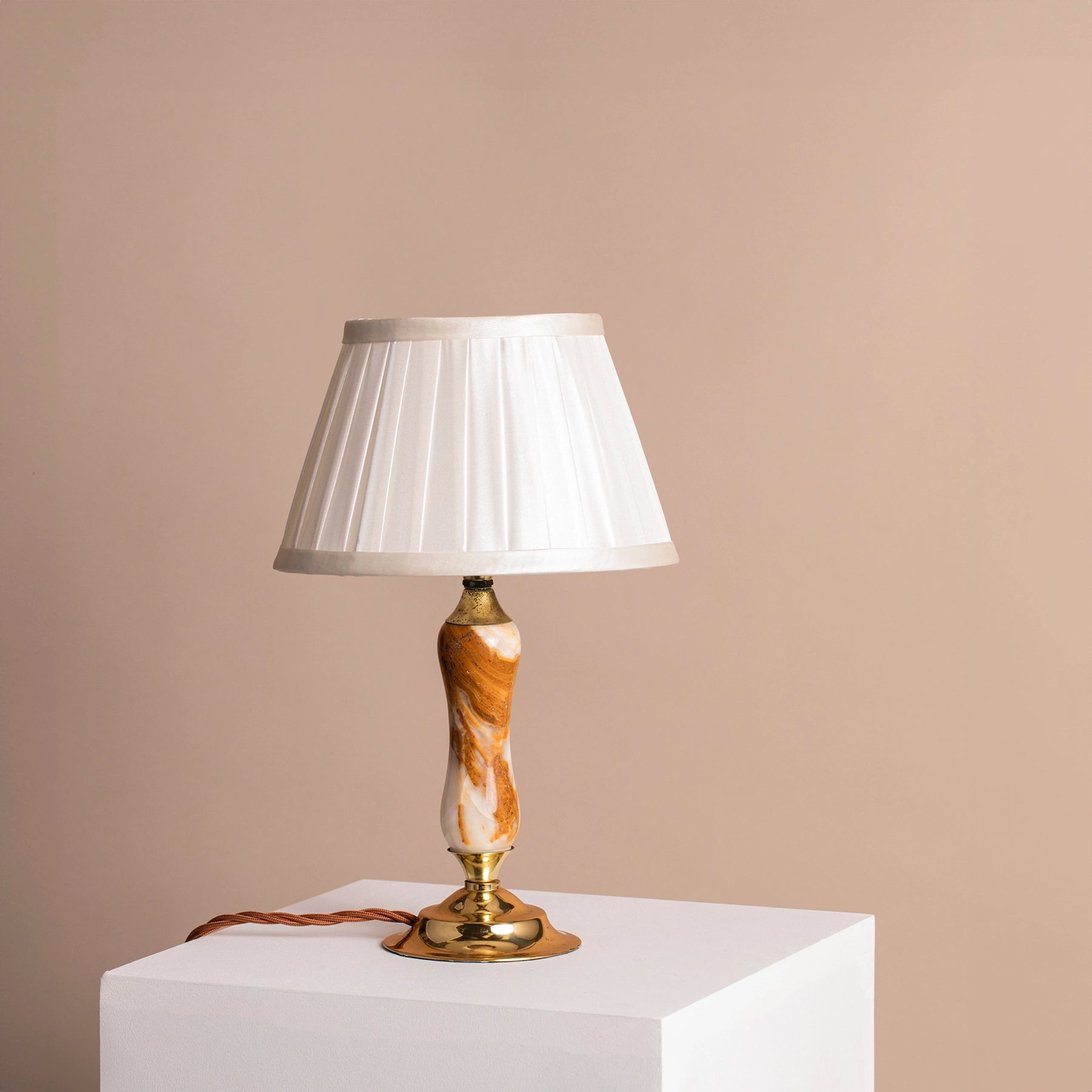 Mid-century white and red onyx table lamp with polished brass fittings - small.