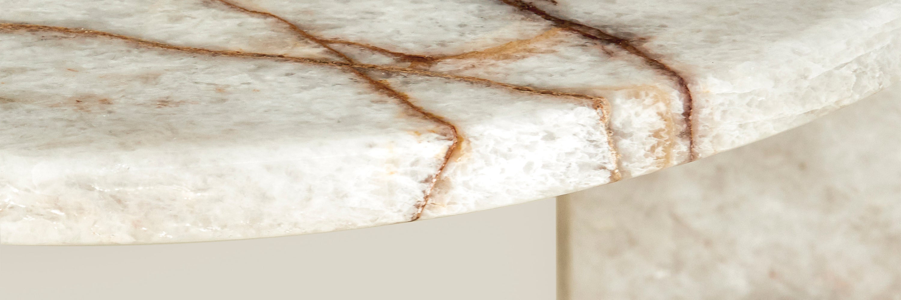 A close-up of Minerva side table in Cristallo Imperial marble.